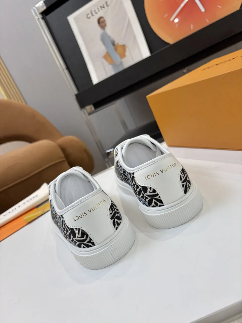 p580🐮🐮 LV couple skate shoes｜Classic jacquard, the ultimate code for a sweet outing! 👫** This pair of shoes is Louis Vuitton's love letter to fashionistas💌 - **classic presbyopic skate shoes**, the perfect choice for couples to go out on the street!  🔸 **Luxury details are a must-have**: Jacquard fabric  🔸 **So comfortable that you don’t want to take it off**: The sheepskin lining is skin-friendly and breathable, warm in autumn and winter without stuffing your feet, refreshing in spring and summer without being sticky, and you can wear it with a high-end feel in all seasons!  🔸 **Steady sense of security**: Non-slip rubber outsole, perfect grip, accompanying you through romantic streets.  **💑 Couple outfit inspiration**: ▪️ For boys, pair with leggings + baseball cap for a trendy street look!  ▪️ Girls can wear short skirts or shark pants, and the sweet and cool style is easy to choose~ **#Louis Vuitton #couple shoes #presbyopia classic** **👉 Click to collect and become the most fashionable CP in the circle of friends with him! ** Fabric: Imported cowhide/classic jacquard fabric Lining: Sheepskin lining Sole: Original rubber sole Size: Women’s size 35-42 (40/41/42 customized) Men’s size 39-45 (39.45 customized)
